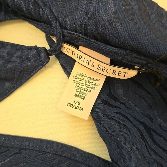 2 victoria secret camisoles. - Picture 10 of 11